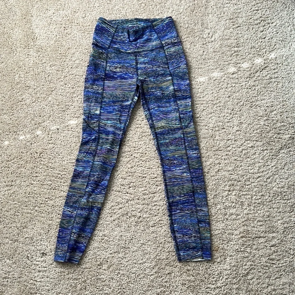 Lululemon blue pattern ankle length legging size 4